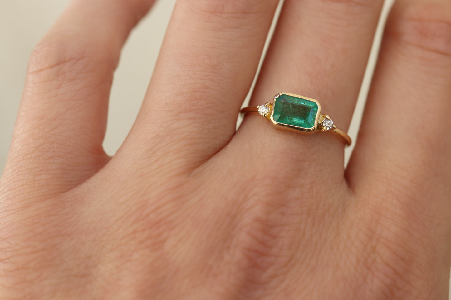 Anillo Amelia Esmeralda y Diamante