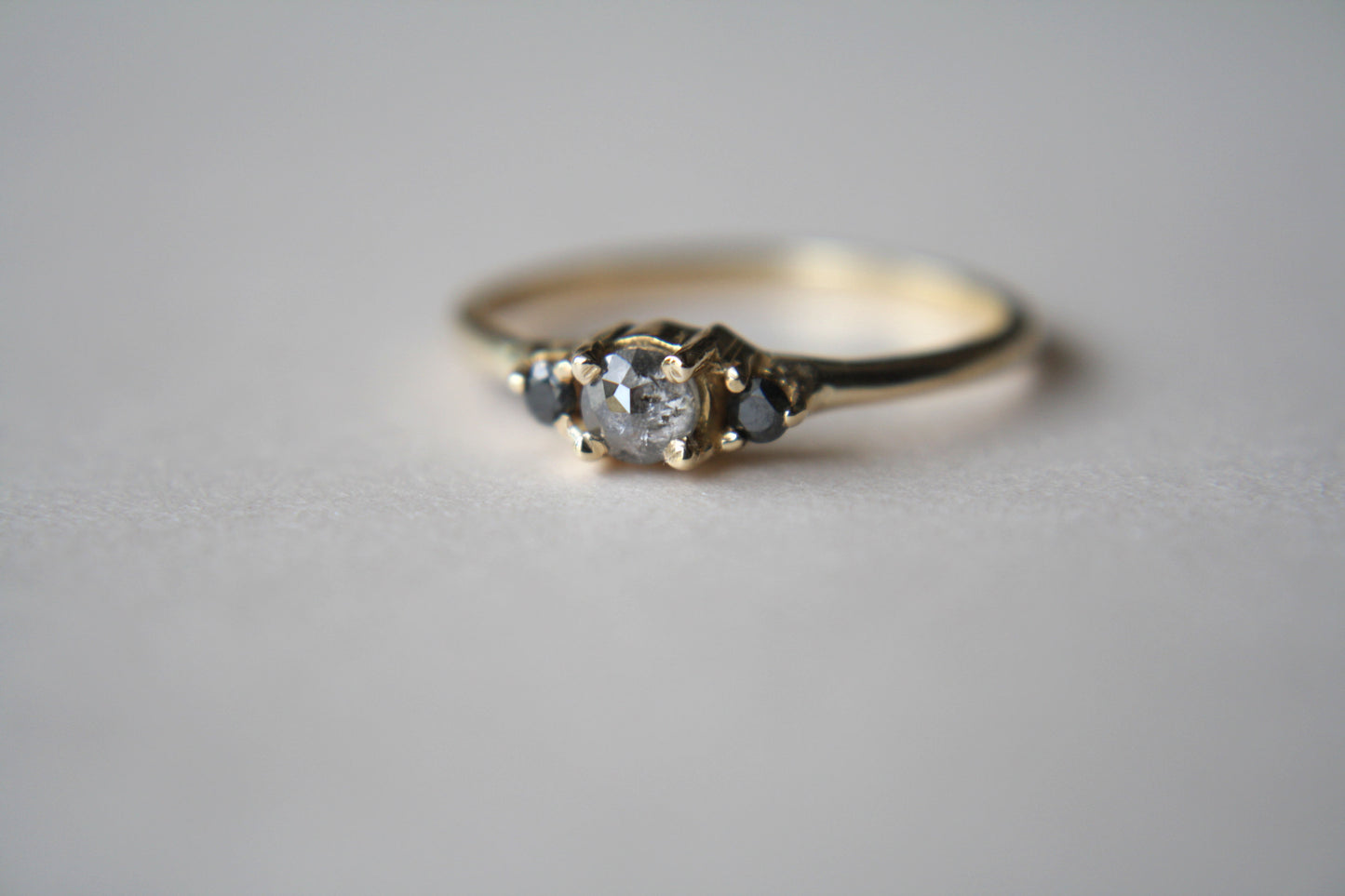 Anillo Amelia Diamante Sal Pimienta y Negro