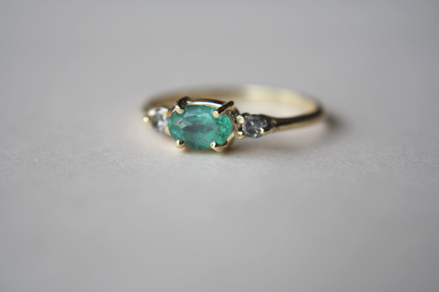 Anillo Amelia Esmeralda y Diamantes