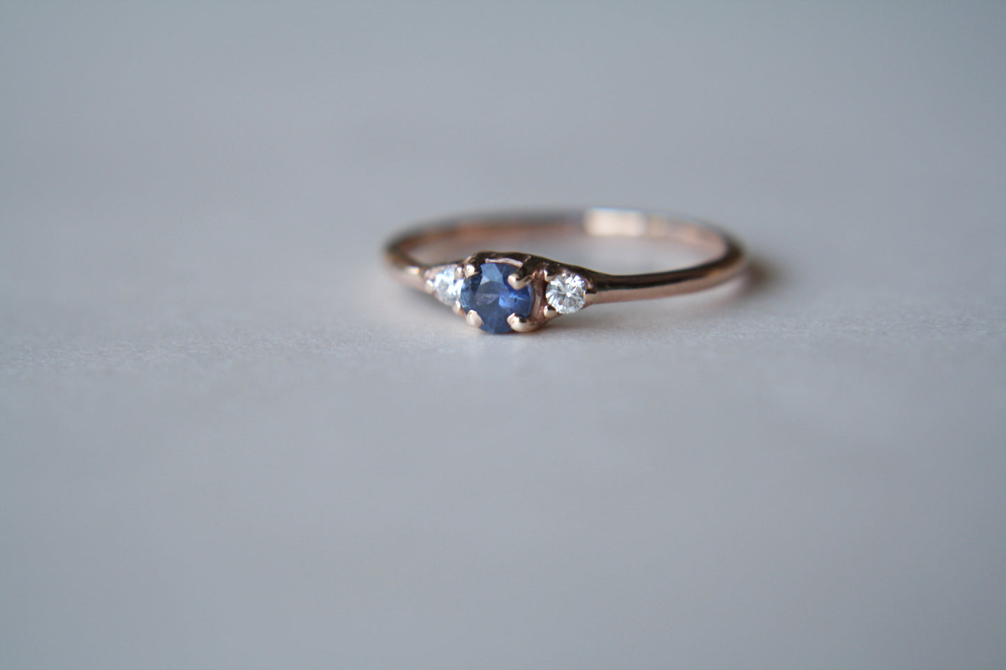 Anillo Amelia Zafiro Azul y Diamantes