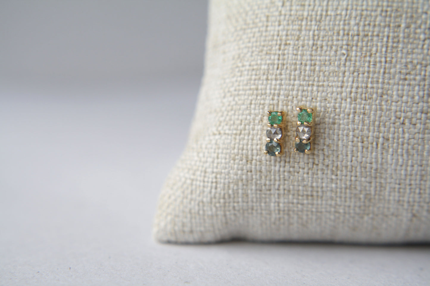 Aretes Luxe Esmeralda, Zafiro y Diamante Sal Pimienta fine