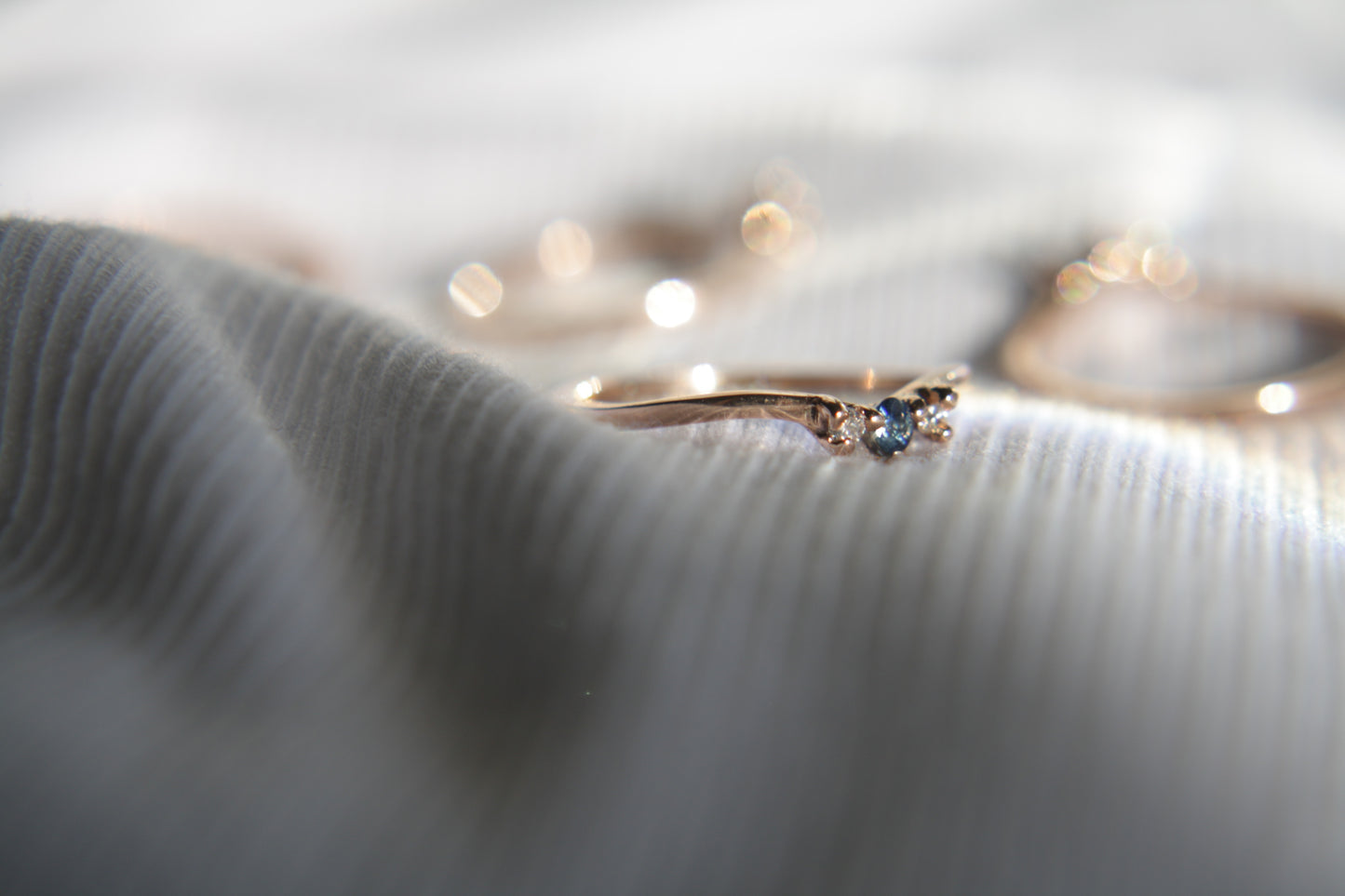 Anillo Arya Zafiro Deep Blue, Diamante Negro y Sal Pimienta