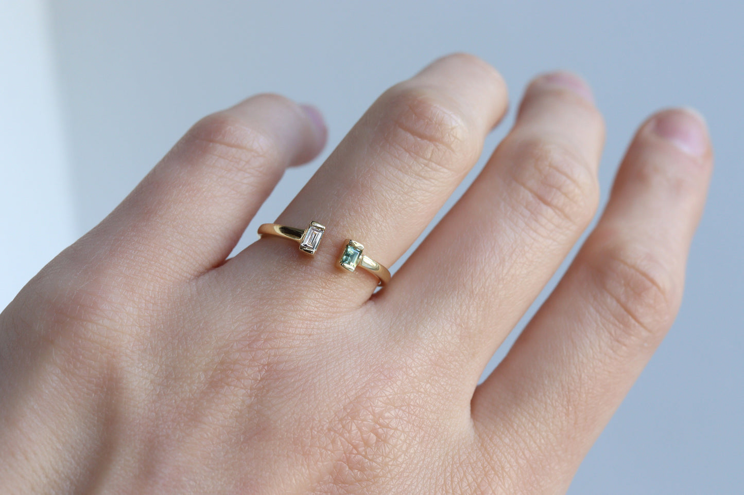 Anillo Elba Zafiro Verde y Diamante Baguette Fine