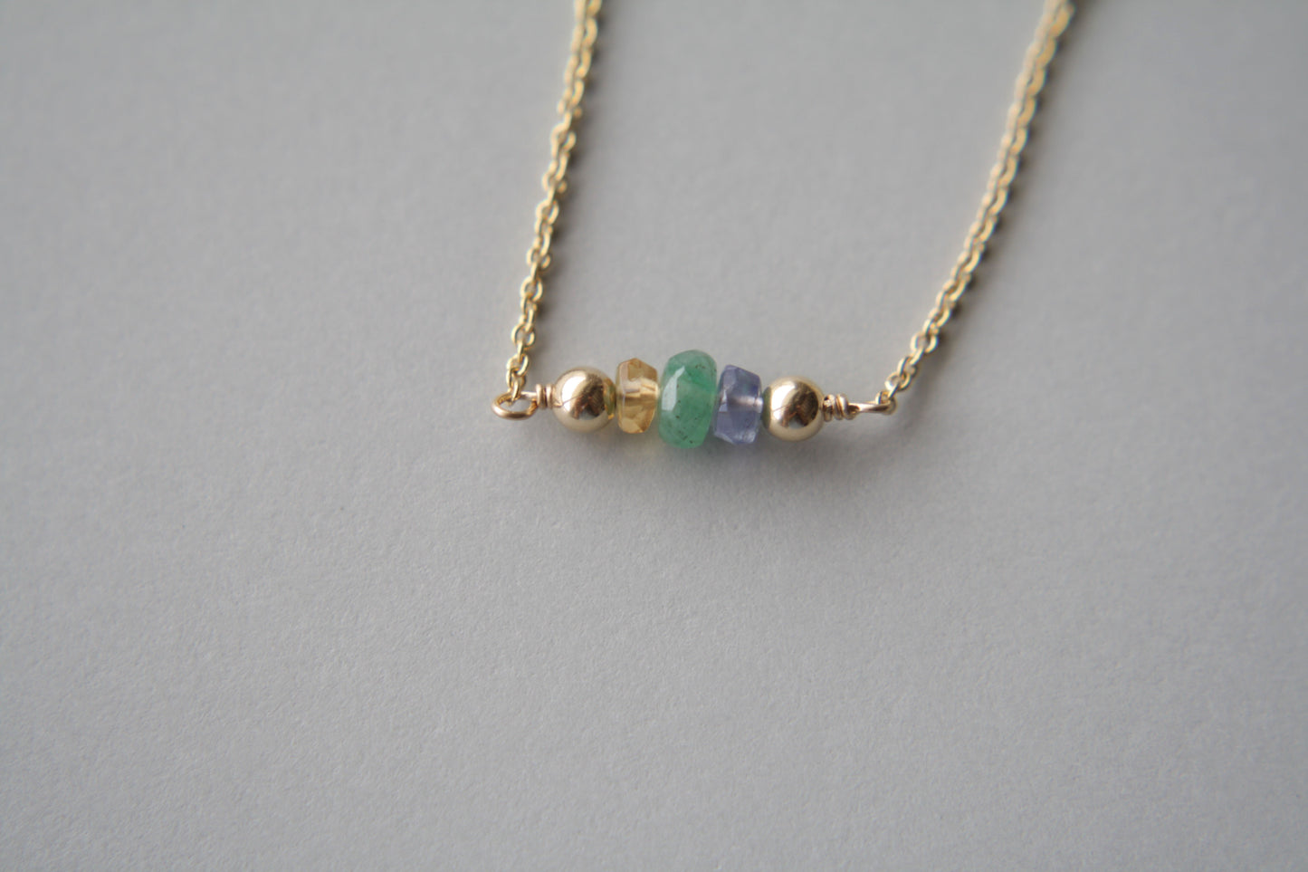 Collar Gem Bar Personalizado con Piedras del Mes (Birthstones)