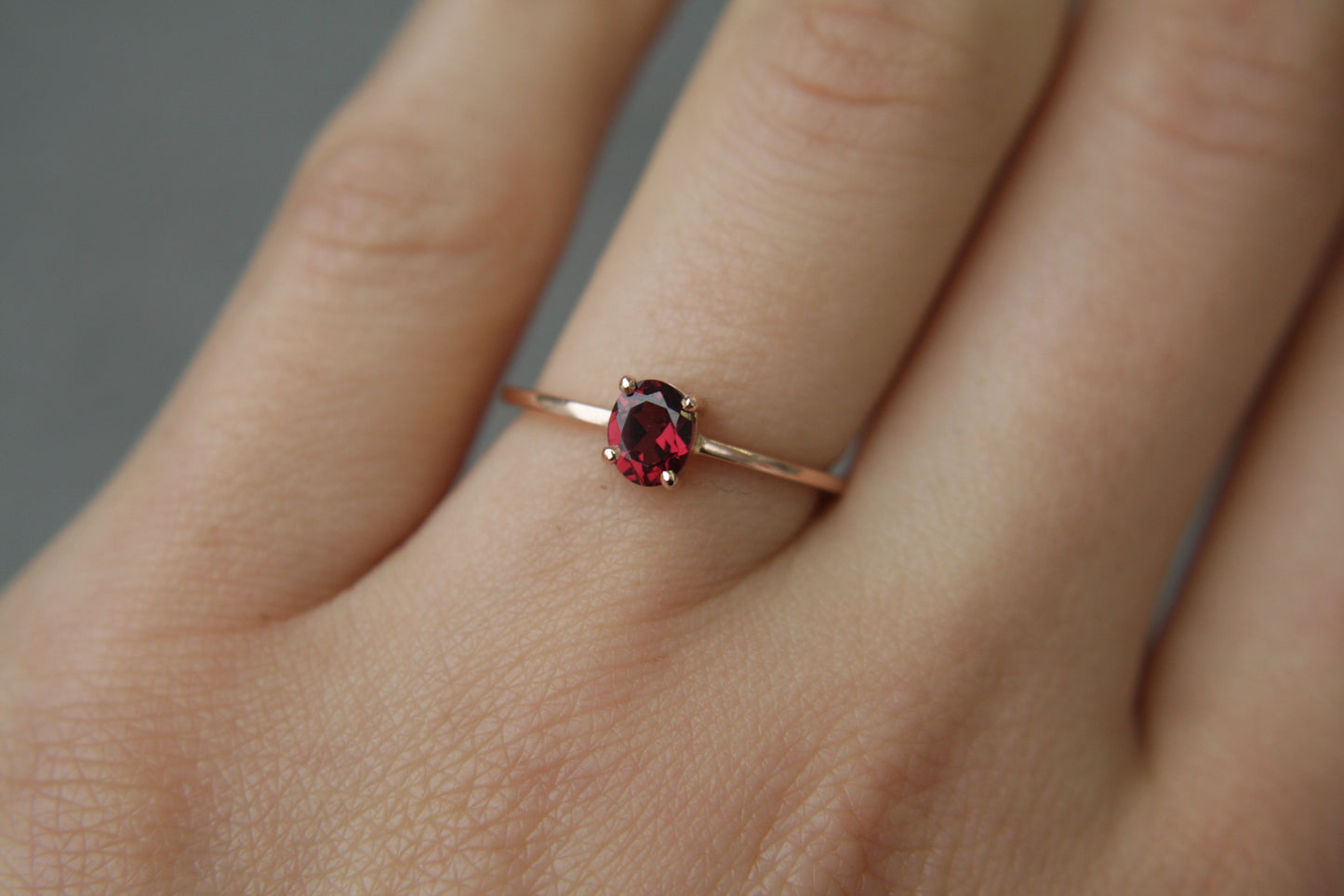 Anillo Nova Granate Redondo