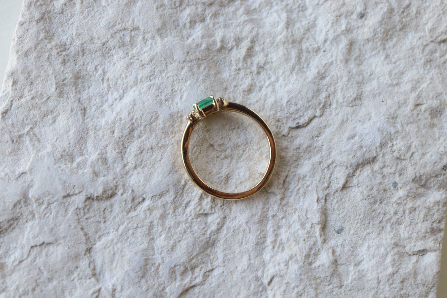 Anillo Montse Esmeralda y Diamantes