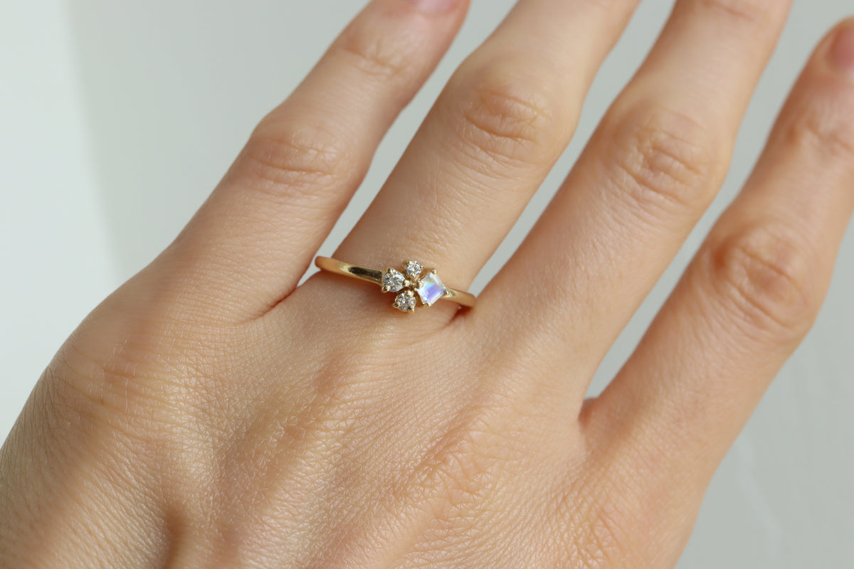 Anillo Myrna Moonstone