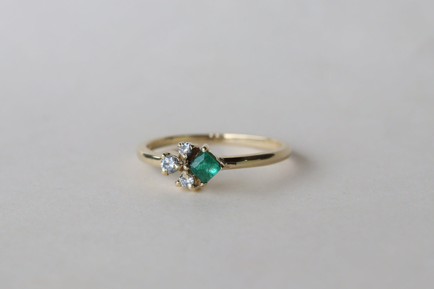 Anillo Myrna Esmeralda y Diamantes Blancos