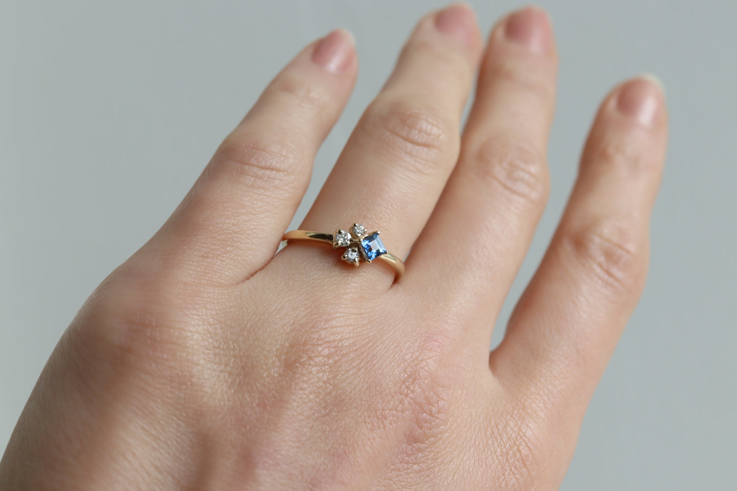 Anillo Myrna Zafiro Azul y Diamantes