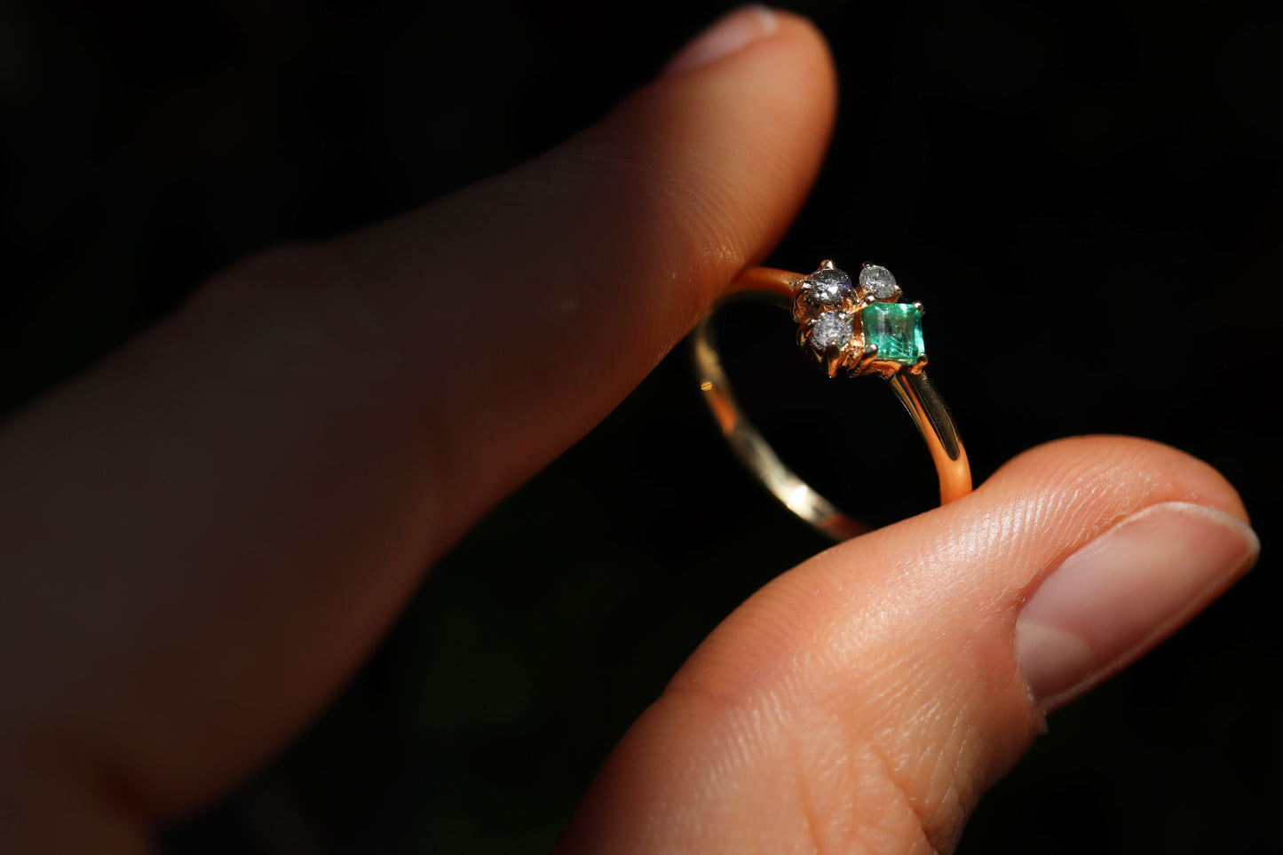 Anillo Myrna Esmeralda y Diamantes Sal Pimienta