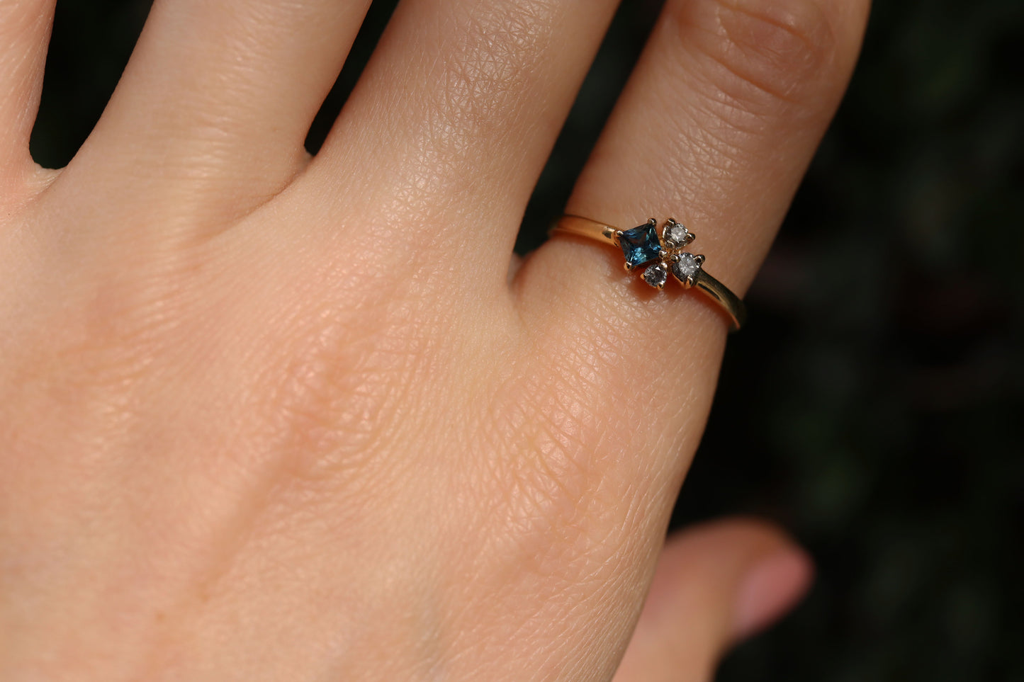 Anillo Myrna Zafiro y Diamantes Sal Pimienta