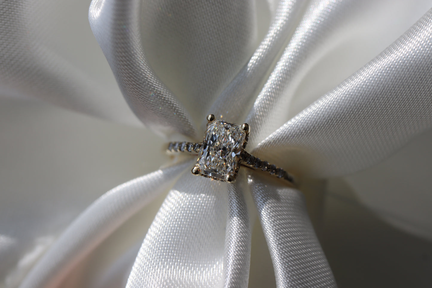 Anillo Hidden Halo Radiant Bridal