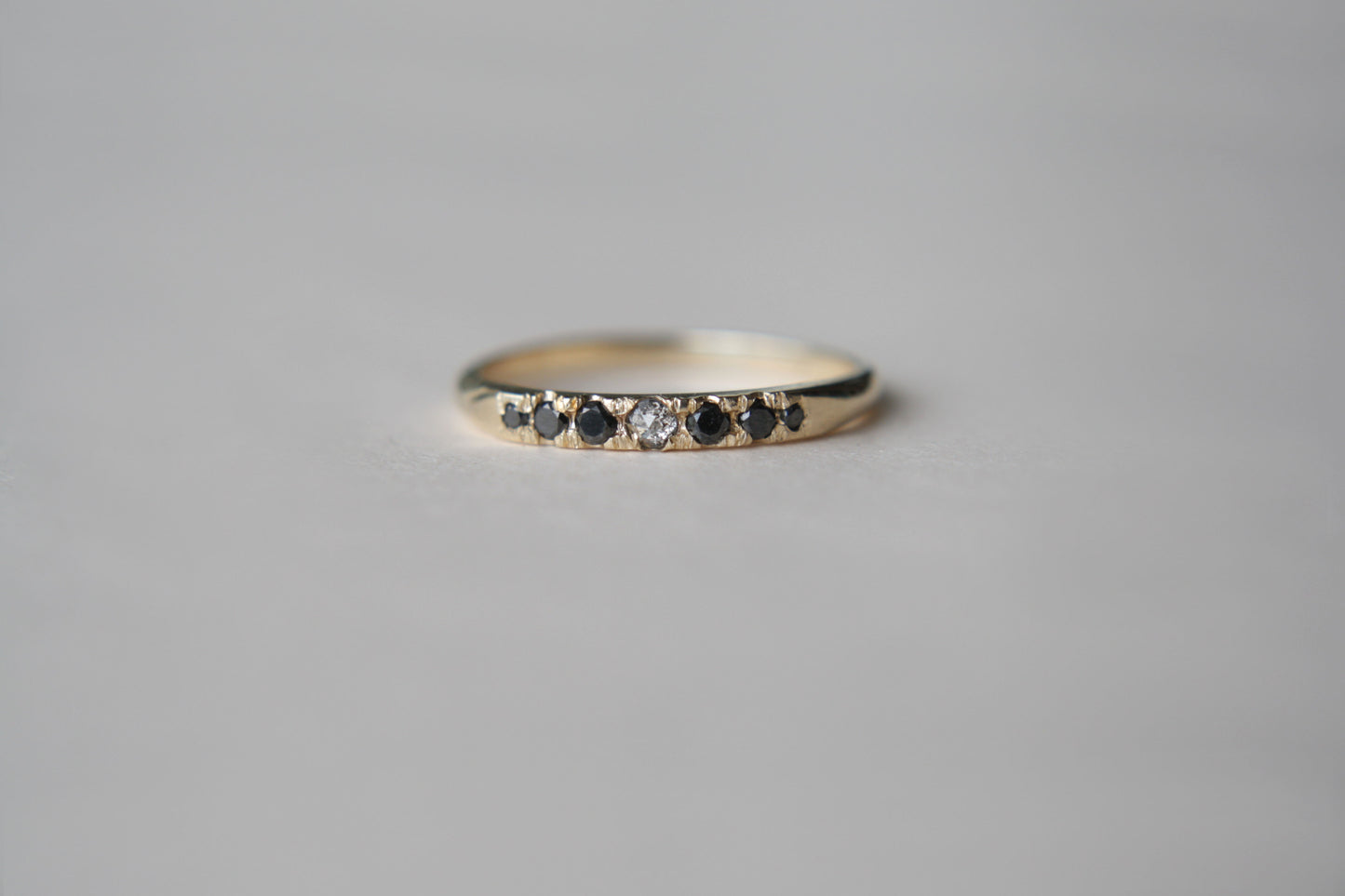 Anillo Seed Diamantes Negros