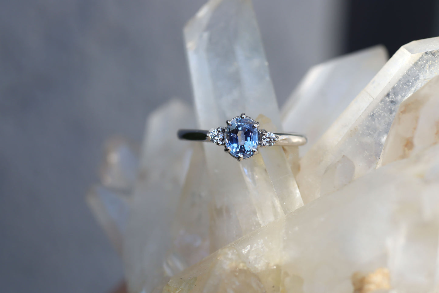 Anillo Suri II Zafiro Azul Ceylon Bridal