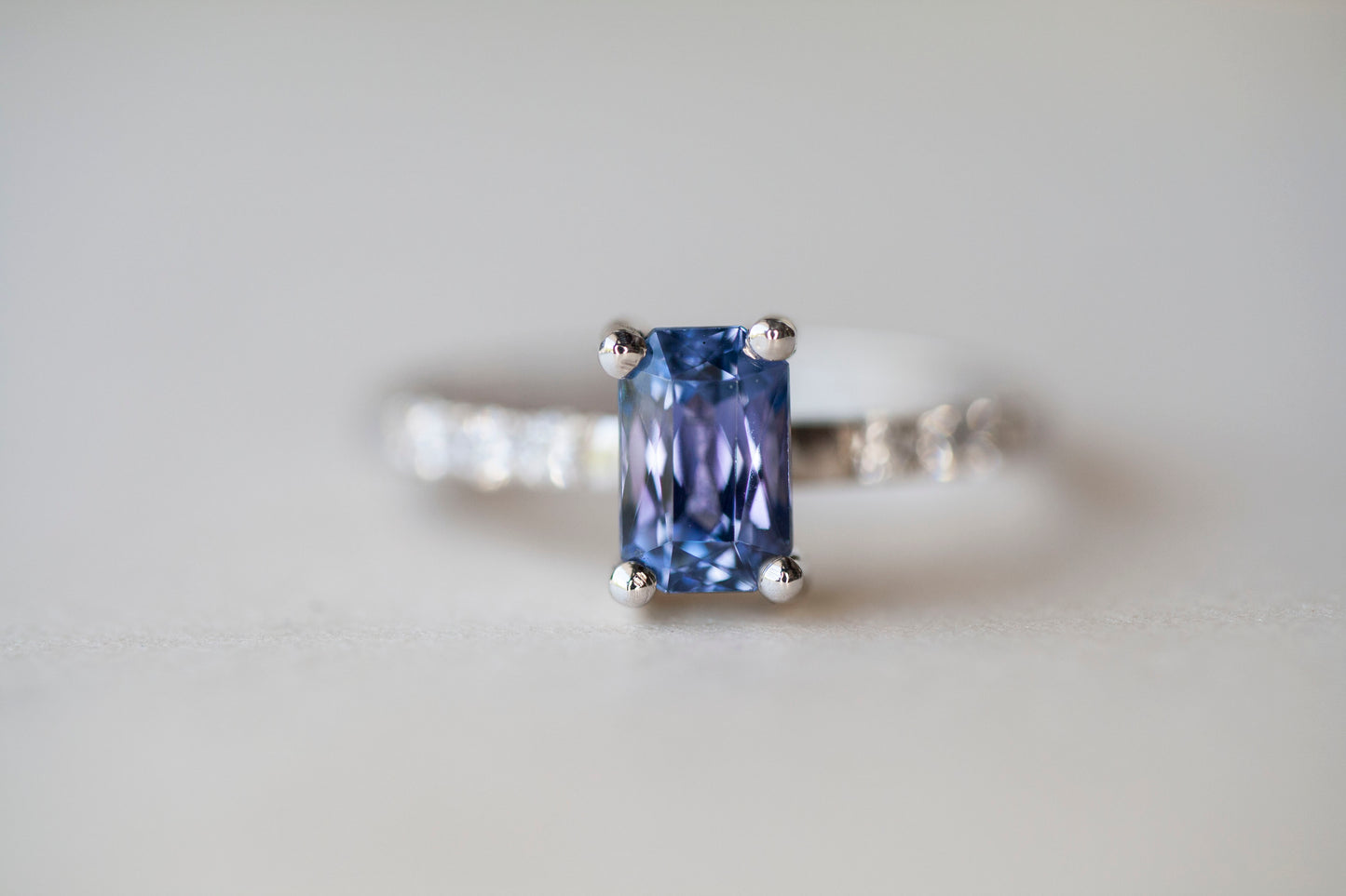Anillo Naomi Tanzanita y Diamantes