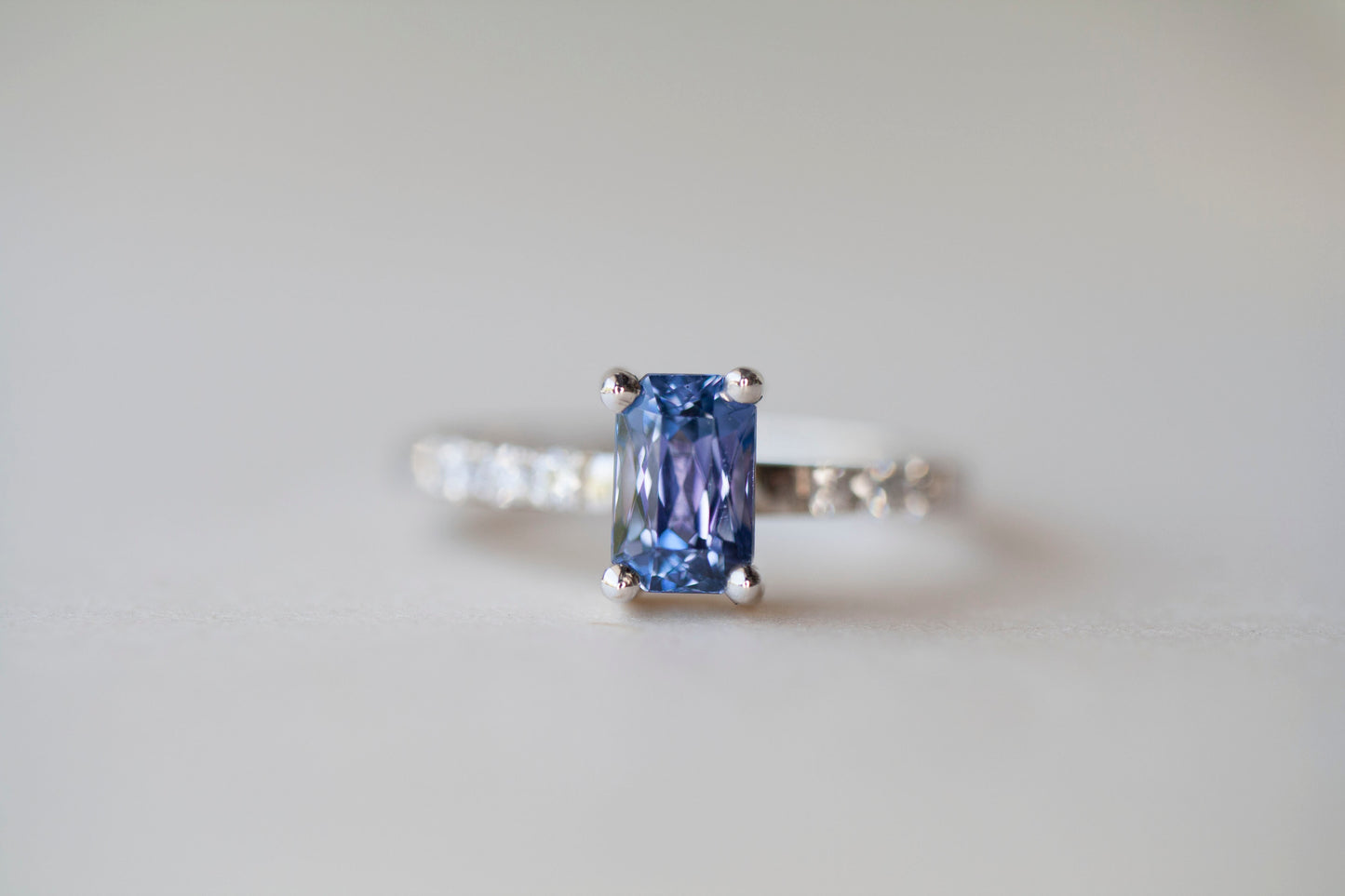 Anillo Naomi Tanzanita y Diamantes