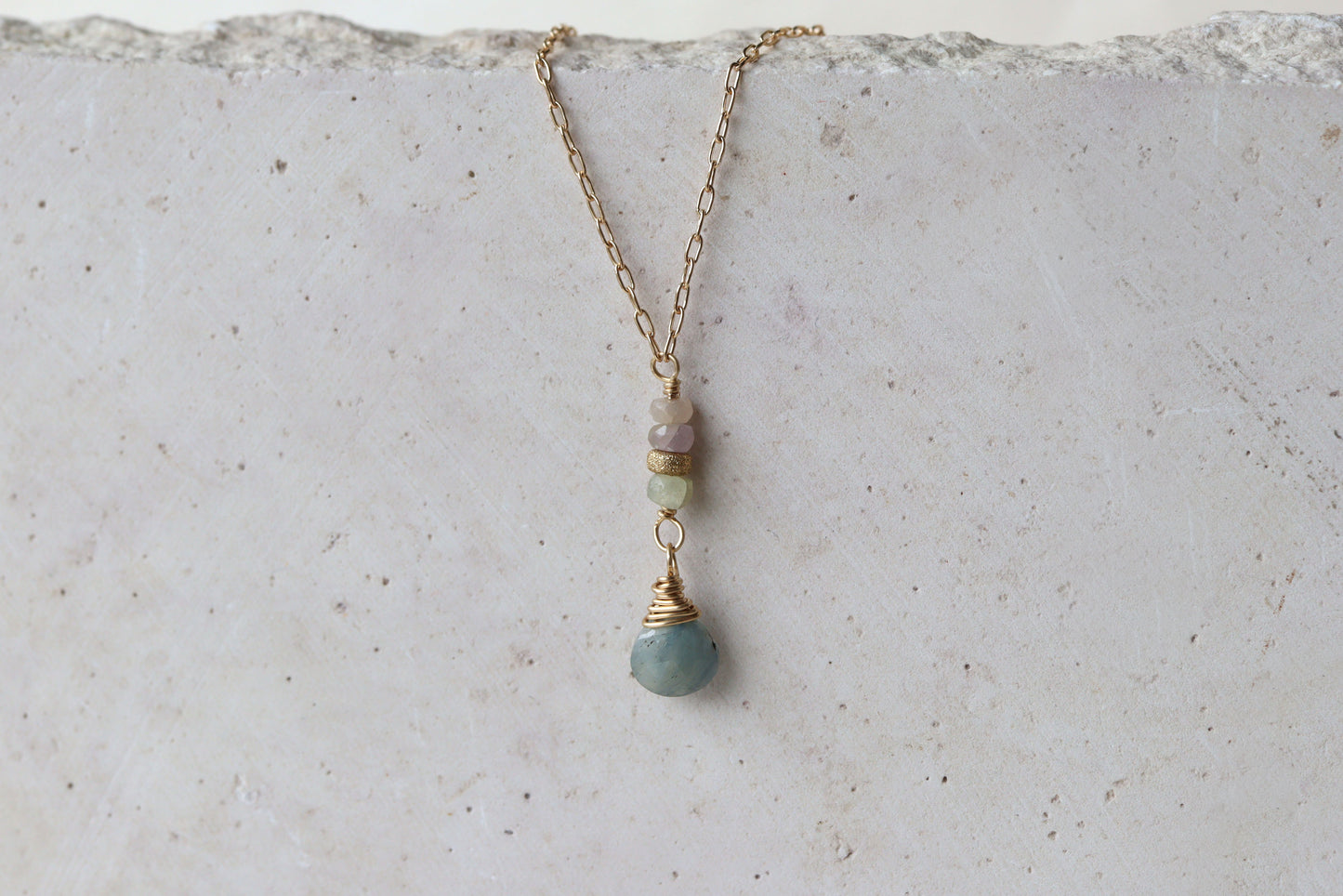 Collar Totem Zafiros Pastel