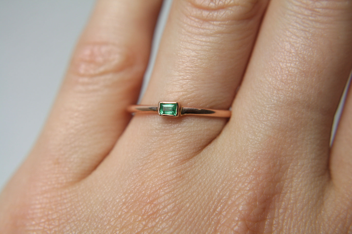 Anillo Mila Esmeralda Baguette