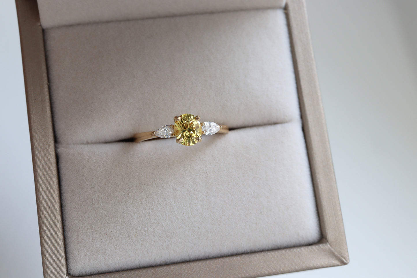 Anillo Ania Zafiro Amarillo y Diamantes Bridal