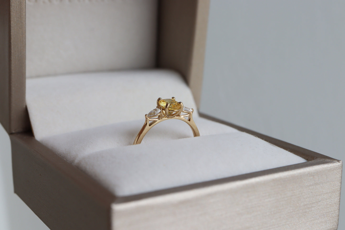 Anillo Ania Zafiro Amarillo y Diamantes Bridal