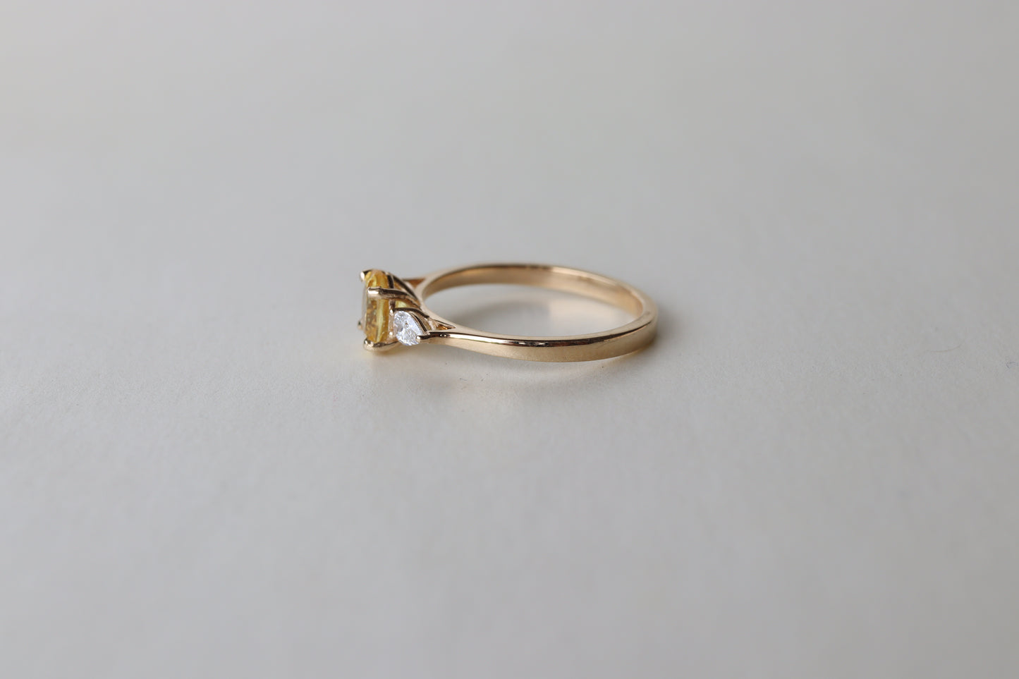 Anillo Ania Zafiro Amarillo y Diamantes Bridal