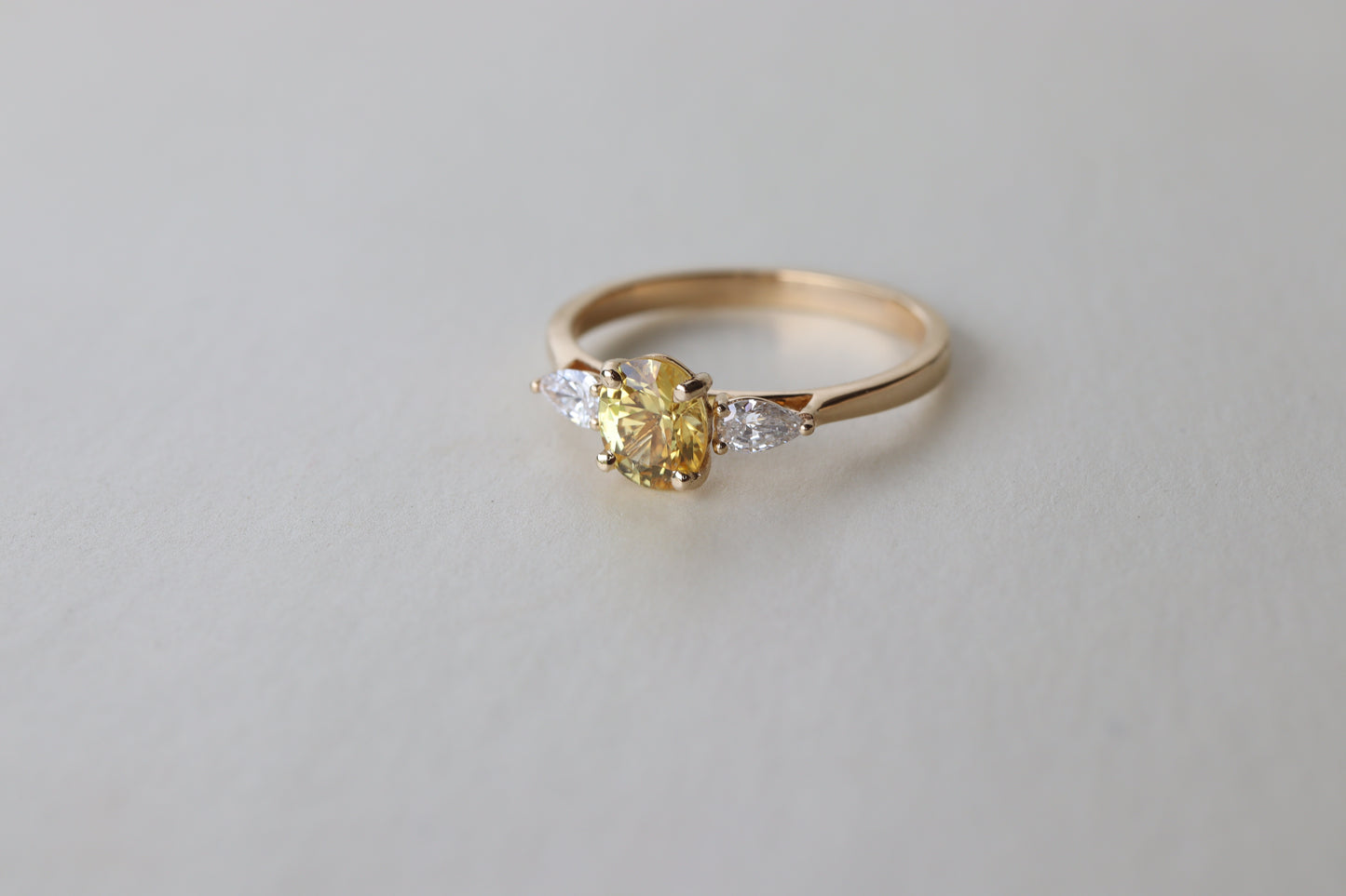 Anillo Ania Zafiro Amarillo y Diamantes Bridal