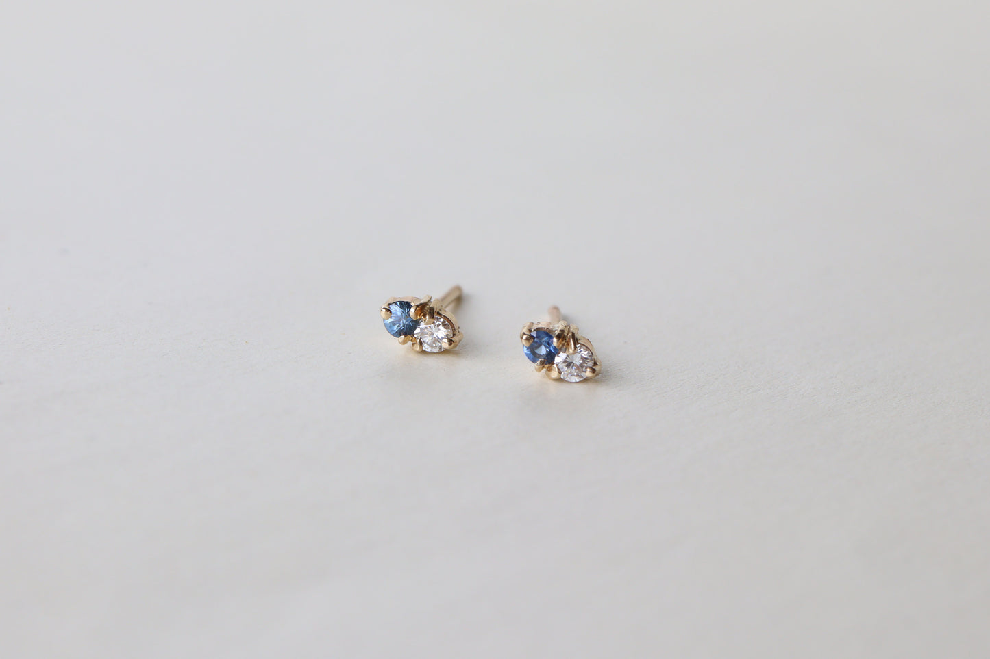 Aretes Duo Zafiro Azul y Diamante Fine