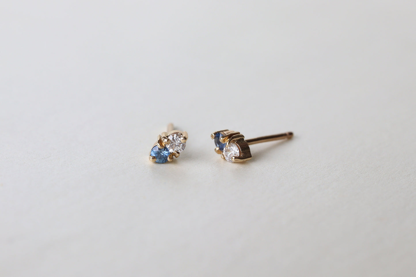 Aretes Duo Zafiro Azul y Diamante Fine