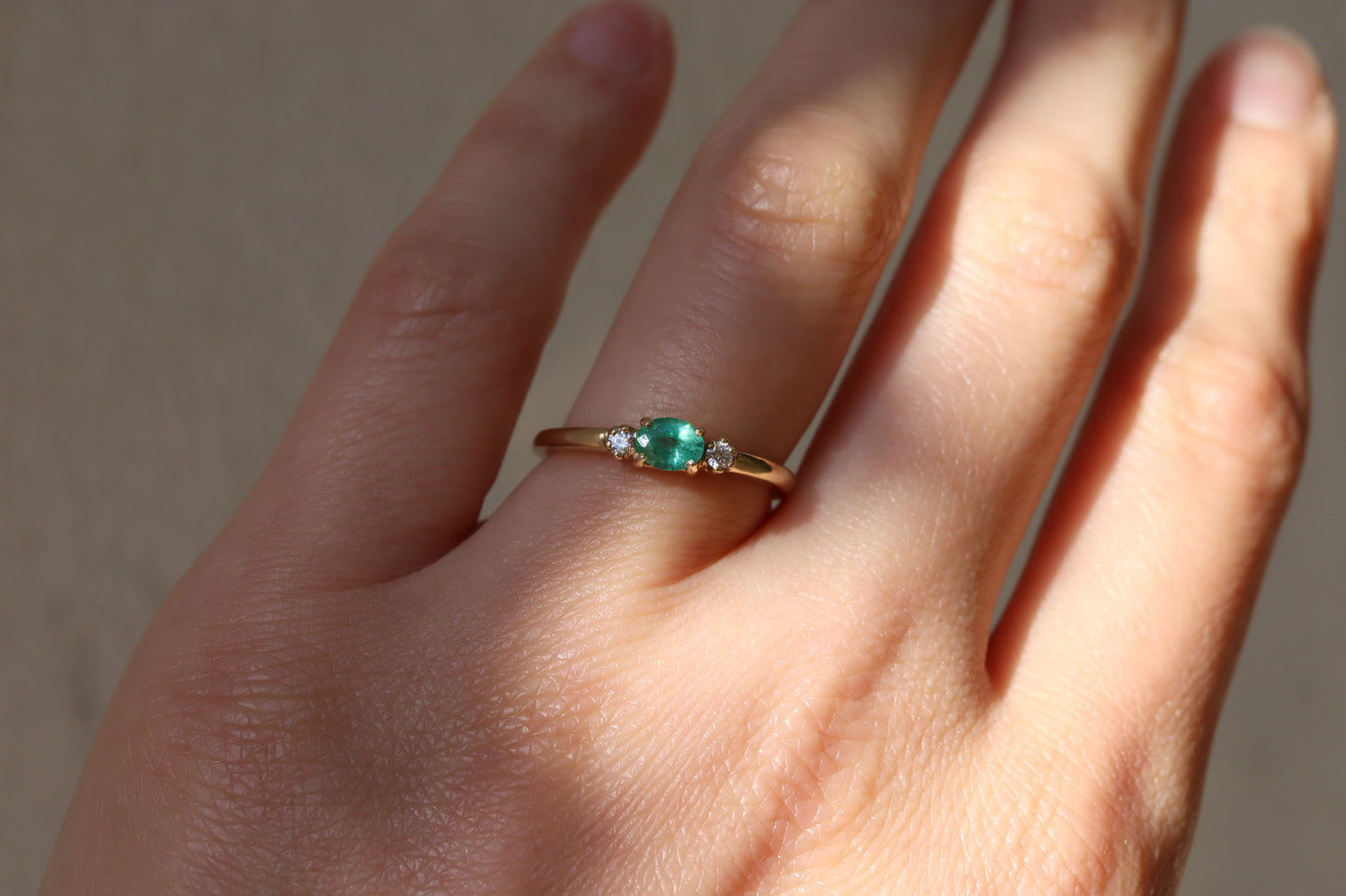 Anillo Montse Esmeralda y Diamantes