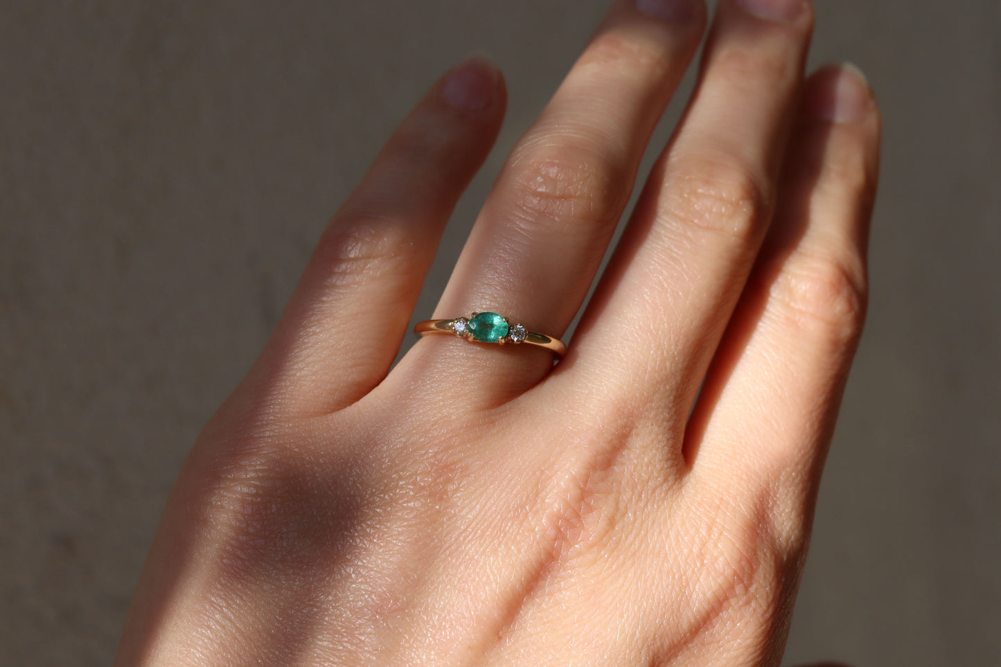 Anillo Montse Esmeralda y Diamantes