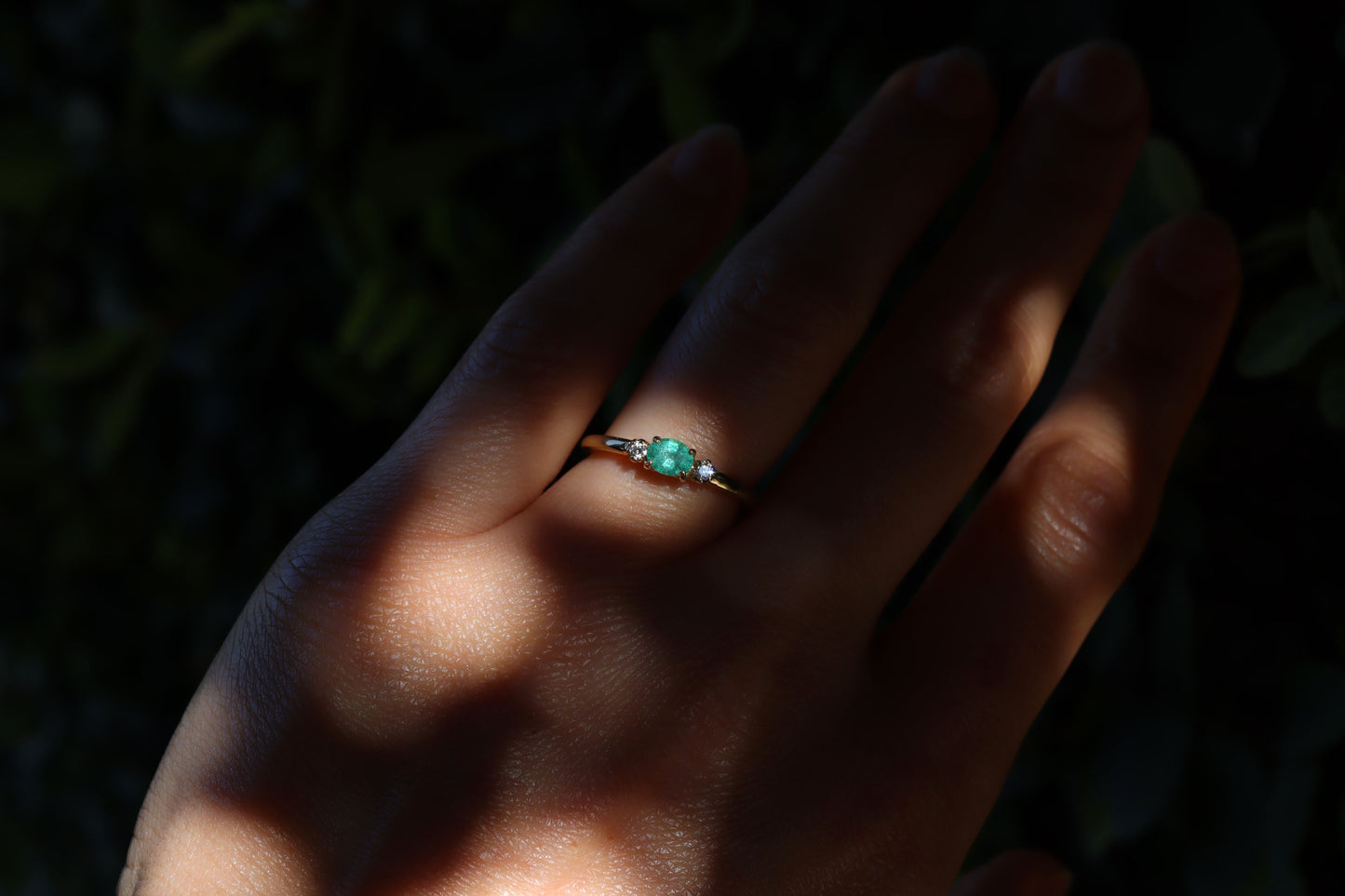 Anillo Montse Esmeralda y Diamantes