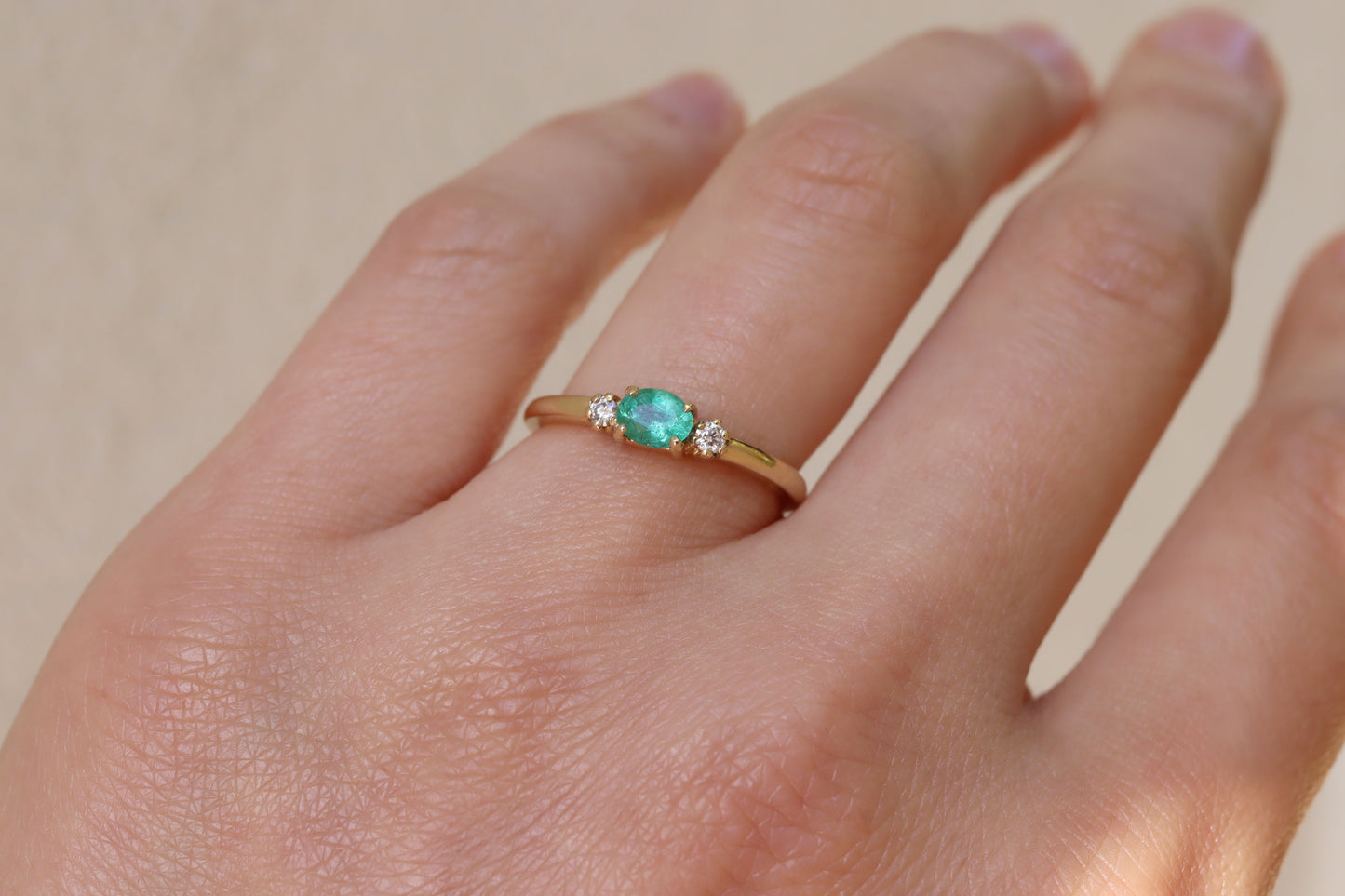 Anillo Montse Esmeralda y Diamantes