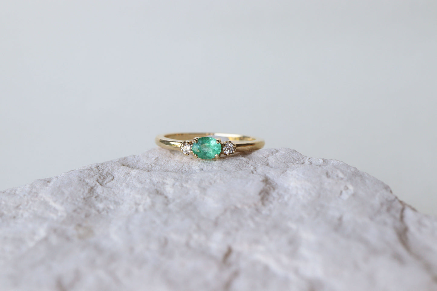 Anillo Montse Esmeralda y Diamantes