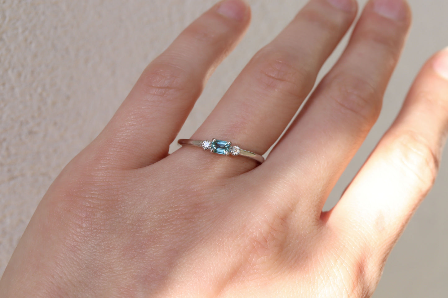 Anillo Montse Zafiro Verde Azul y Diamantes