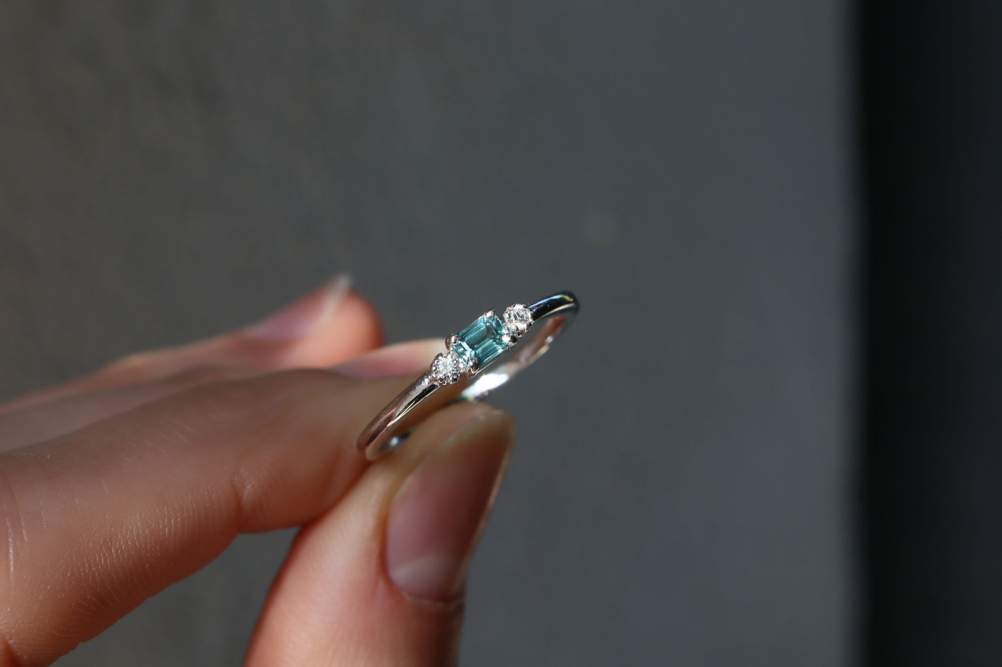 Anillo Montse Zafiro Verde Azul y Diamantes