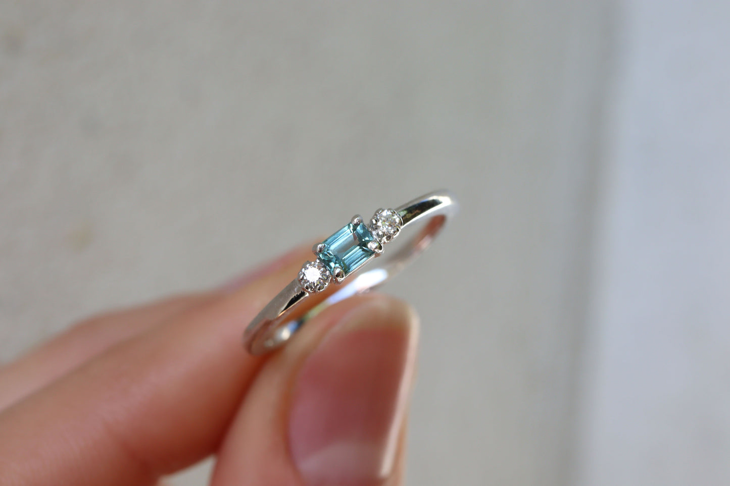 Anillo Montse Zafiro Verde Azul y Diamantes