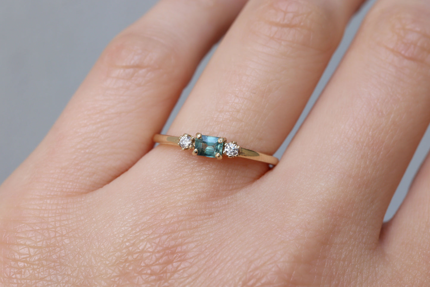 Anillo Montse Zafiro Verde Azul y Diamantes