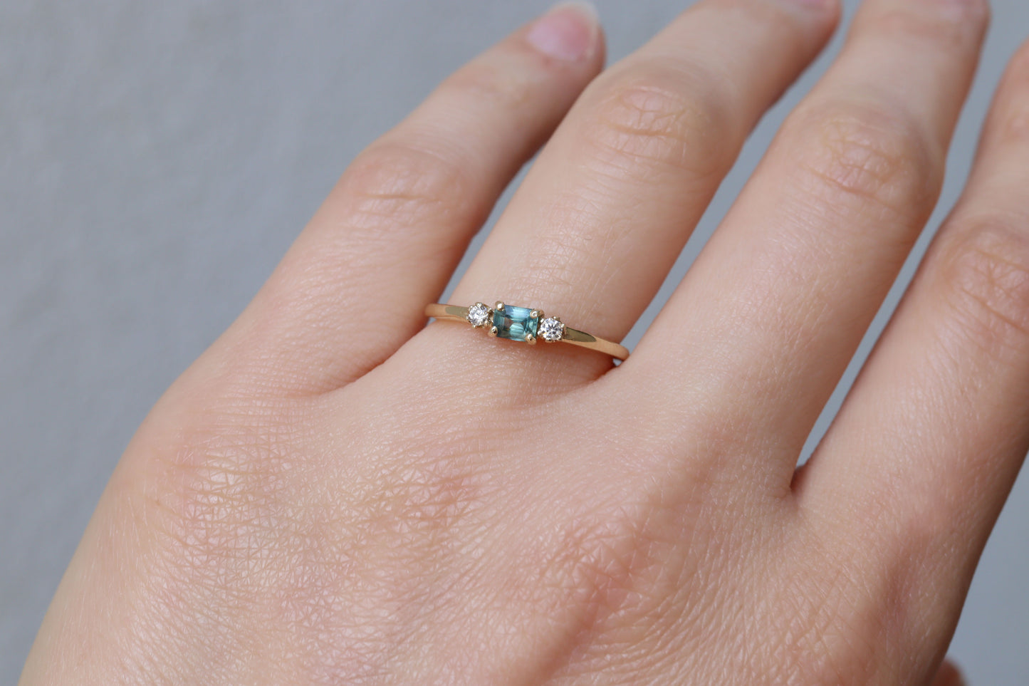 Anillo Montse Zafiro Verde Azul y Diamantes