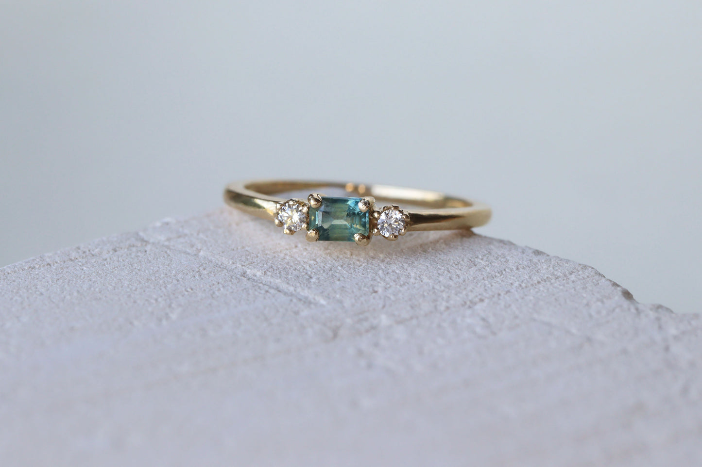 Anillo Montse Zafiro Verde Azul y Diamantes