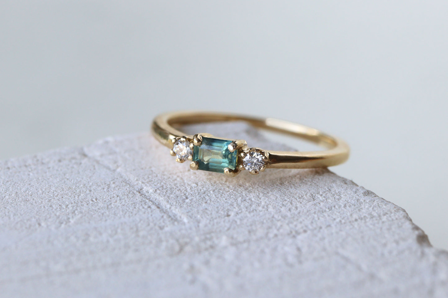 Anillo Montse Zafiro Verde Azul y Diamantes