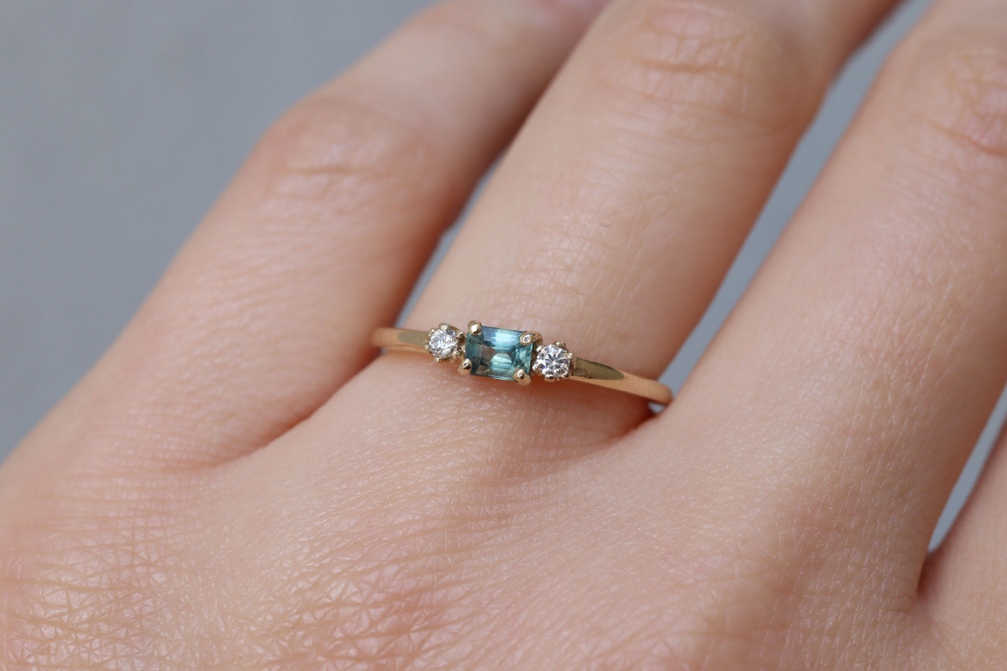 Anillo Montse Zafiro Verde Azul y Diamantes