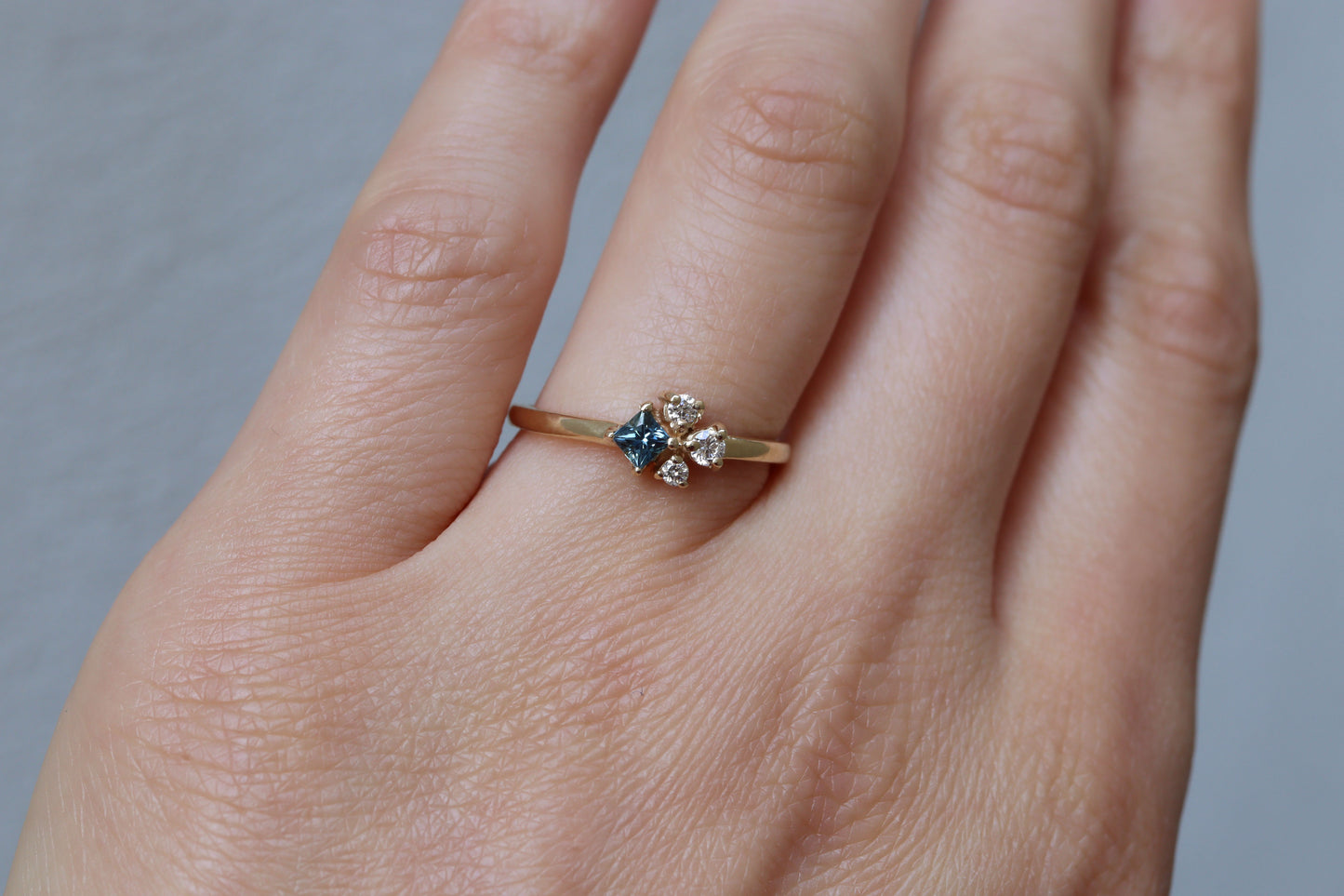 Anillo Myrna Zafiro Azul y Diamantes