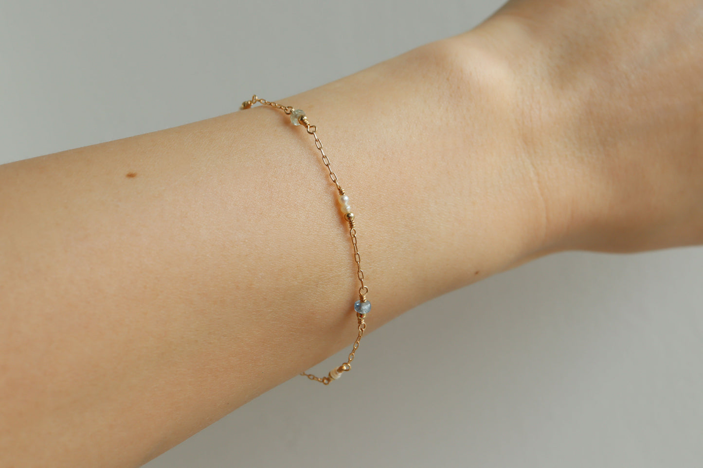 Pulsera Sofia Zafiros Pastel y Perlas