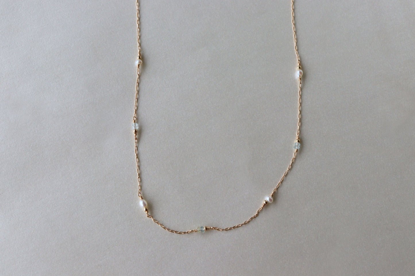 Collar Freckles Perla y Aguamarina